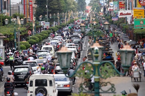  Gambar  Jalan  Raya  Yogyakarta Potret Masyarakat Beresiko 