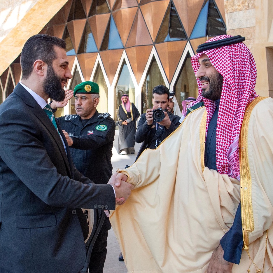 Presiden Ahmed al-Sharaa (kiri) bertemu Putra Mahkota Arab Saudi Mohammed bin Salman (kanan). Kredit foto: Bandar Algaloud/Saudi Royal Royal Court/Handout via Reuters.