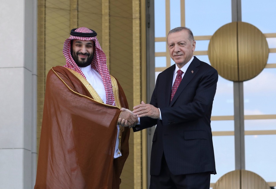 Putra Mahkota Mohammed bin Salman (kiri) dan Presiden Turki Recep Tayyip Erdoğan (kanan). Kredit foto: (AP Photo/Burhan Ozbilici)